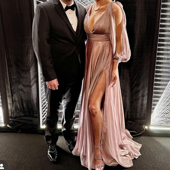 Mac Duggal Evening 67414D Long Sleeve Deep V-Neck Gown Size 4 Prom Pageant Dress - Picture 4 of 11